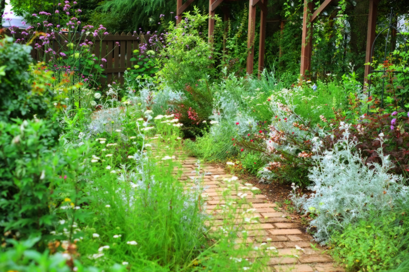 イングリッシュガーデン 自然を愛する癒しの庭園 作り方やおすすめの植物をご紹介 庭革命株式会社