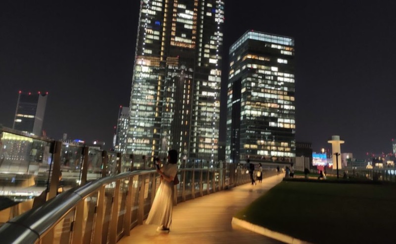 KITTE屋上庭園の夜景