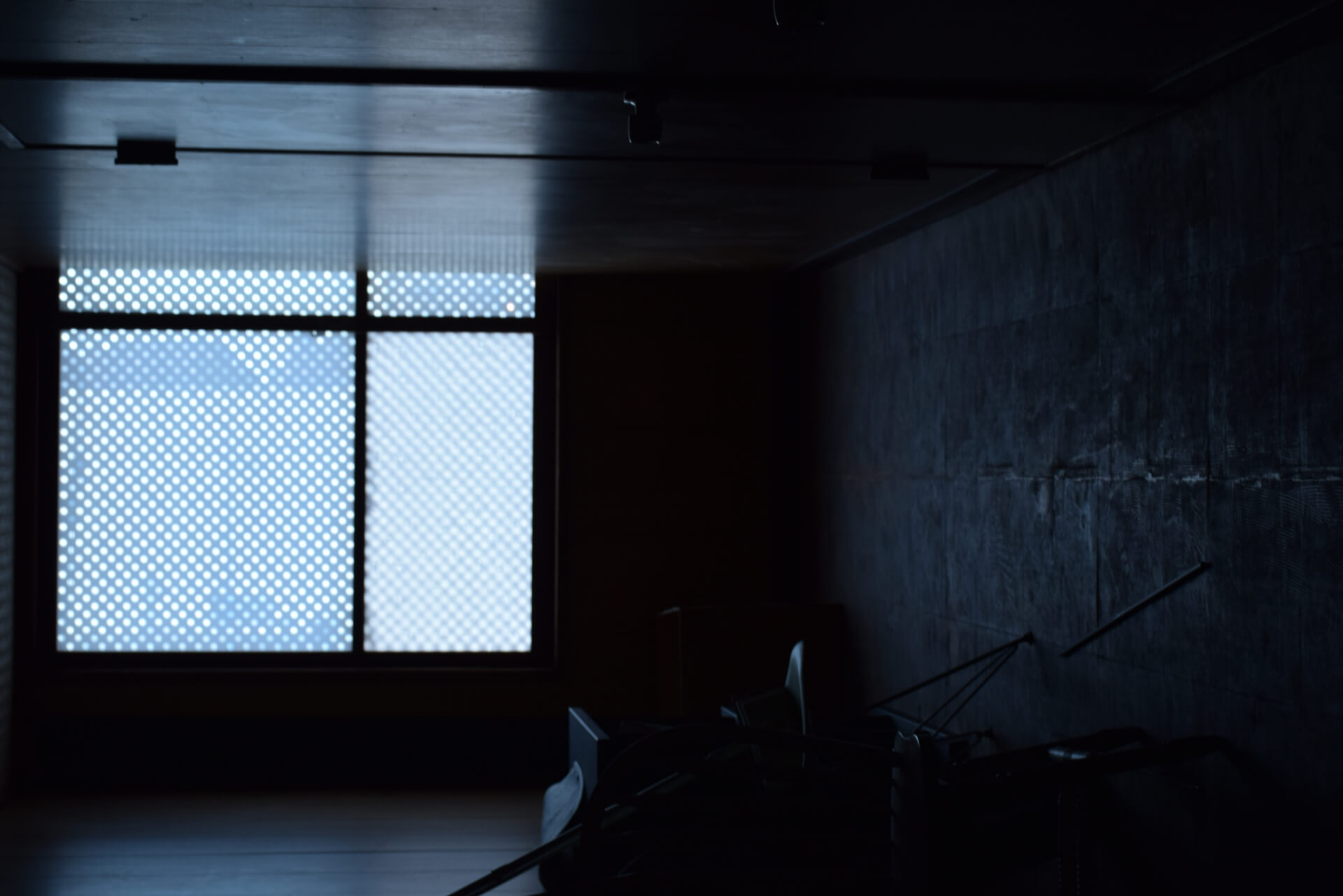 暗い部屋の窓